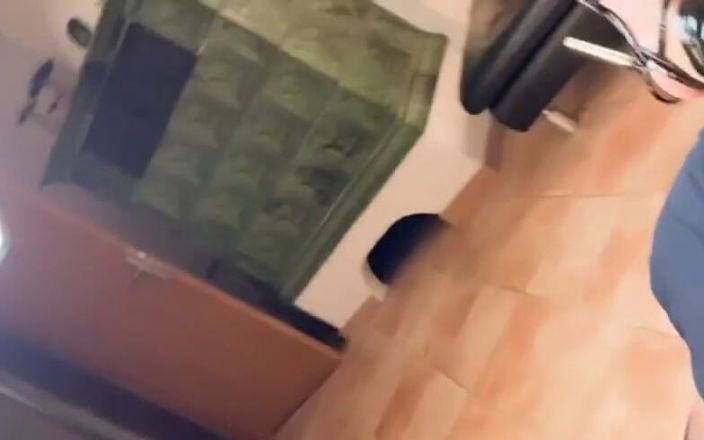 LadyAyse5: Deusa relaxa serve escravo