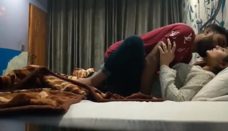 Dasi couple: 집에서 혼자 전화하는 남친이 날 따먹어