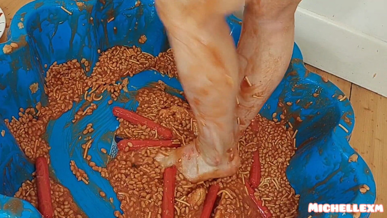 Michellexm: 脚在豆子和香肠里，脚崇拜sesy脚底