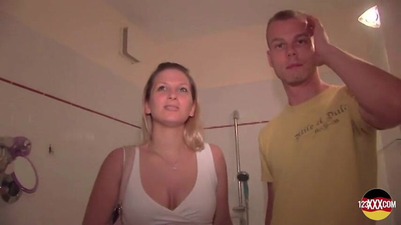 123XXX - 100% Amateurs: Almanya'dan azgın sarışın orta yaşlı seksi kadın büyük yaraklı komşusunu...