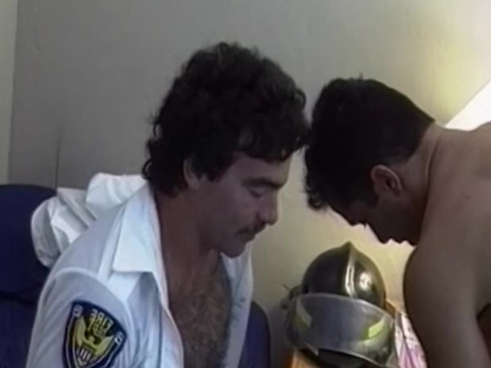 SEXUAL SIN GAY: Tombul uçuş kaptanlarının birbirlerinin yarağını emiyor arka tat sahnesi 1_orgy
