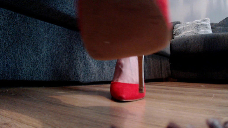 Ripley sweet studio: Liếm sạch đôi giày cao gót màu đỏ của tôi