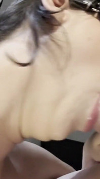 Aku lagi asik nyepong kontol sampai dicrot di mulut - close up!