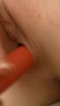 Dildo zanurza się głęboko w ociekający mokrym orgazmem cipki