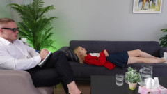 Sam Garro: Schwanz im Hintern eines verheirateten Klienten während einer Psychotherapiesitzung