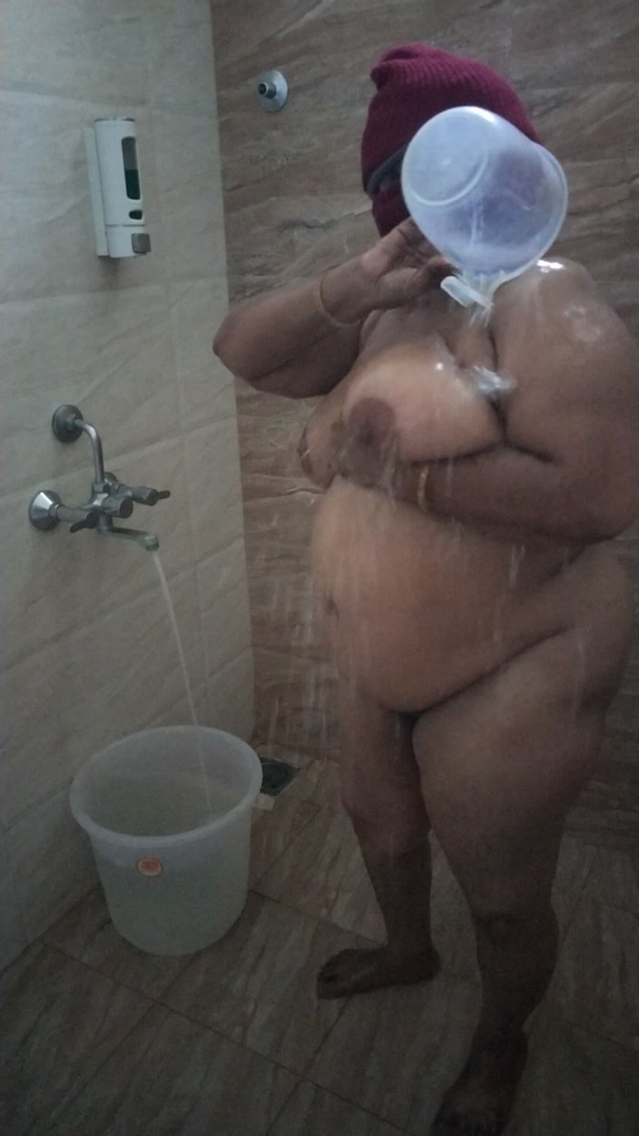 Benita sweety: Tamil Aunty Hot Bathing