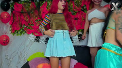 Lesbian Friends: Deux petits renards qui partagent du jus !