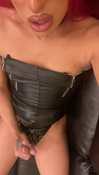 Lottie: Trans / shemale walenie i orgazm z brudną rozmową