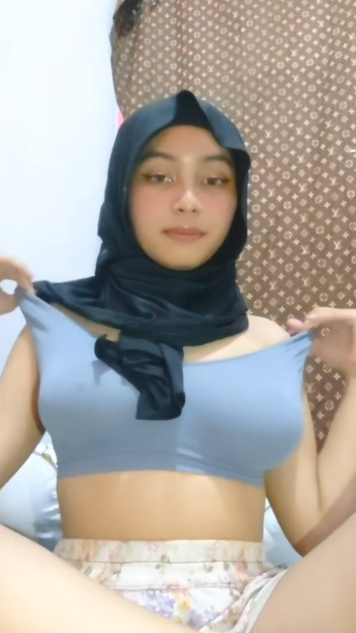 Jilbab69: Hijab negru excitat se masturbează până când pizda ei este...