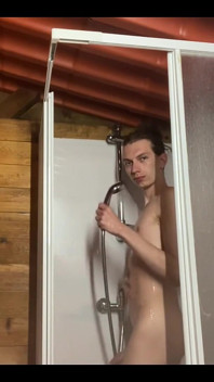 Francesa Femboy toma banho quente e brinca com seu pau