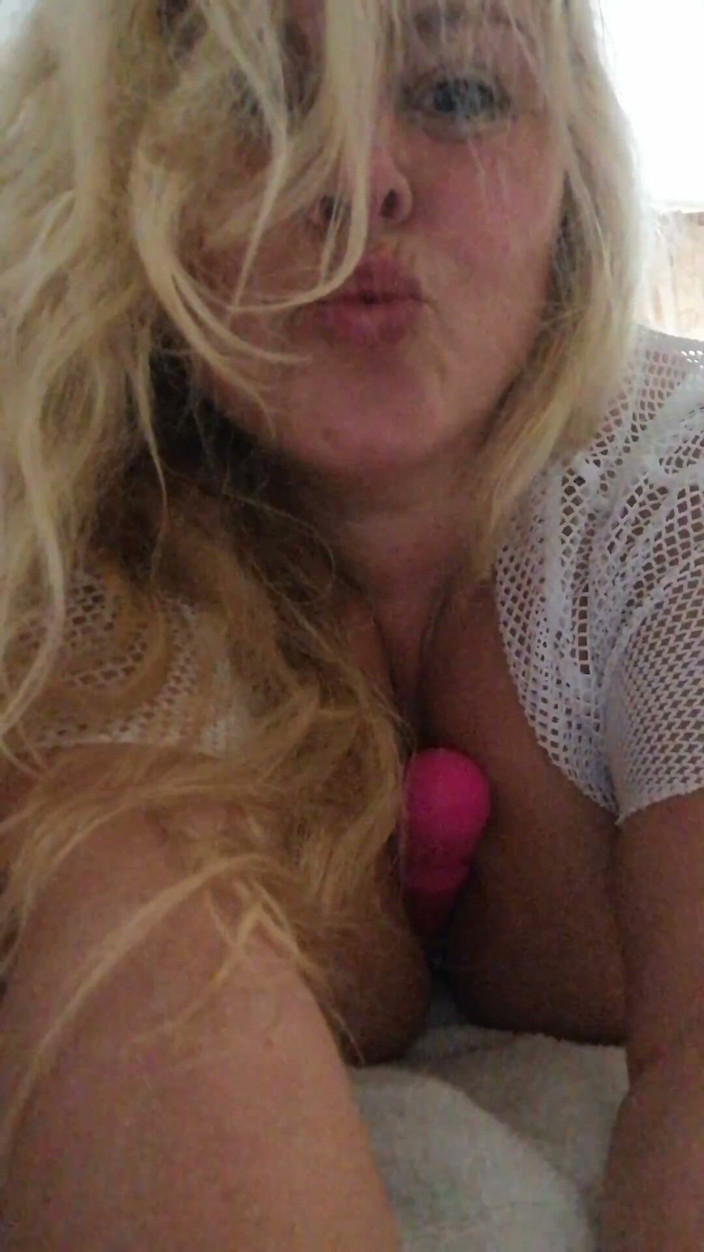 Kitty Queen: Ensam hemma blond, knubbig, MILf kattunge visar sina stora naturliga...