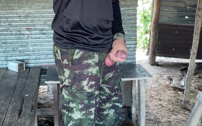 Hiroshi_cr: O femeie thailandeză solidă excitată se masturbează și ejaculează la serviciu