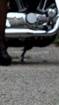 Hot MILF ci mostra il suo corpo in bici