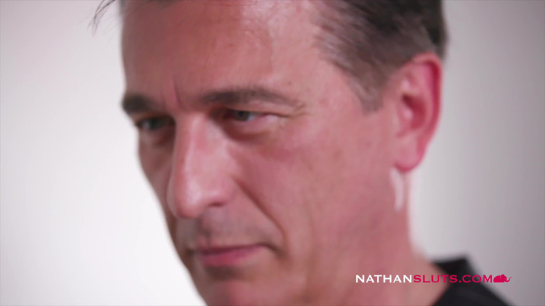 Nathansluts: Minyon esmer Rebecca üvey babasını emiyor ve sensi'nin büyük zenci yarağı...