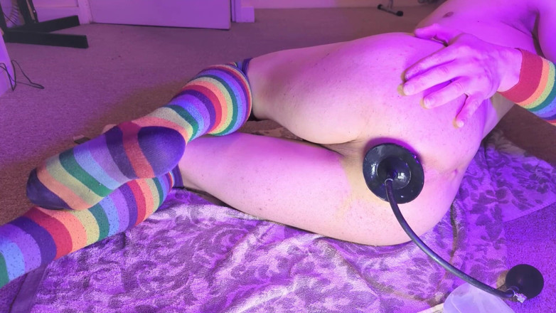 Rainbow Femboy: Raine Ryder Size Queen arrombada por plug inflável