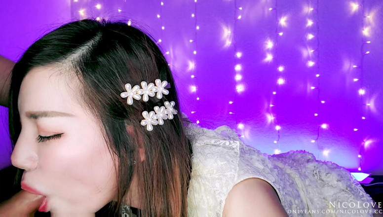 NicoLove: Asiática fumegante Nico Love esqueceu de desligar sua câmera