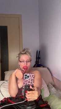 Cuckold private cam aanbidding - godin in dikke bril, natte lippen en tong diep in keel dildo terwijl tieten plagen voor cuck