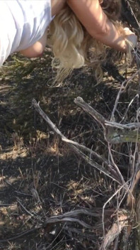 Tiro con preñada rubia por entrenador personal al aire libre