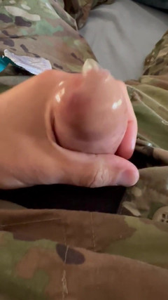 Gay Soldier Stuff: Masturbándose en uniforme con un condón ya lleno de semen...