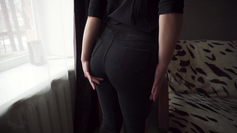 Teasecombo 4K: Une MILF sexy en jean noir moulant exhibe la queue...