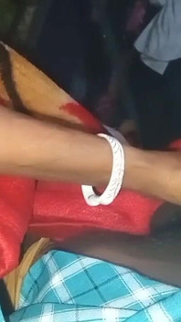 Zum ersten mal fickte der junge nachts seinen freund in einer doggystyle-position