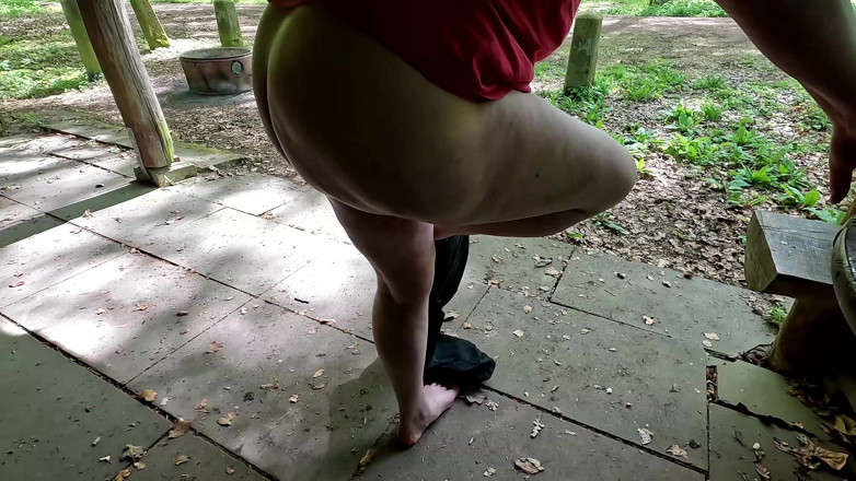 Bouncy Tits Action: Шлепанье задницы, вытянуты половые губы, избиение грудей