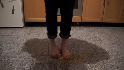 Caralia Deluxe: Šlapání vajíček mými krásnými chodidly