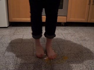 Caralia Deluxe: Calpestare le uova con i miei bellissimi piedi