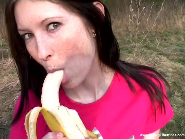 Young Libertines: Picnic sexual cu banană și pulă