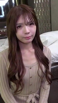 완벽한 얼굴을 가진 털이 무성한 날씬한 미녀, 강렬한 출시 전에 그를 밀어내면서 괴롭히는 기분이 쌓입니다.