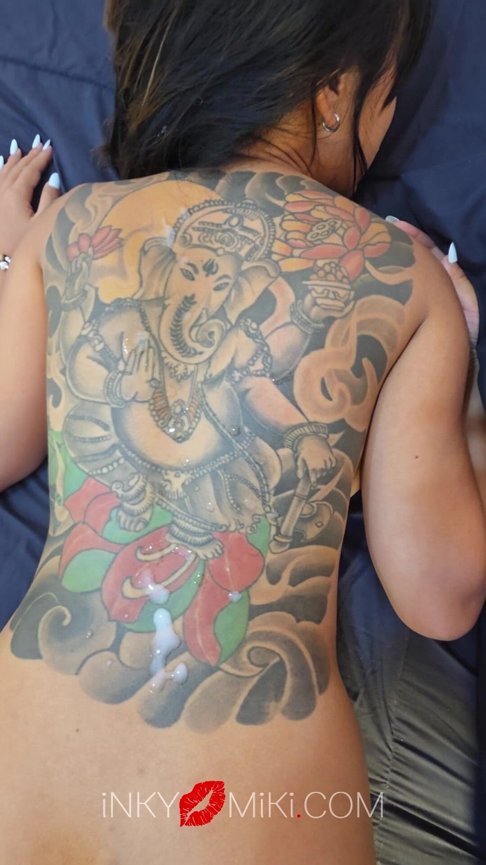 Inky Miki: Sırtımın her yerine büyük boşalma ile hızlı sikiş