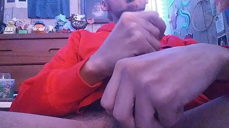 KingSpade: Молодой мужчина возбуждается и доит его твердый каменный хуй