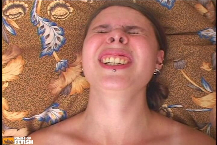 Big Tits for You: Dövmeli hatun yatakta sert yaraklı iki adama büyük göğüslerini ve çalısını...