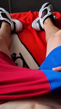Genç twink futbolcu spor ayakkabılarını çıkarmadan mastürbasyon yapıyor