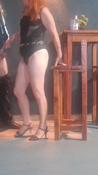 Roșcata se excită și face sex cu chelnerul în restaurant.