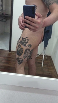 Knubbig visar upp sina tatueringar