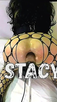La sissy Stacy cavalca un dildo di vetro ai Leggins pantyhouse e succhia qui il culo della matrigna di un dildo nero pompato