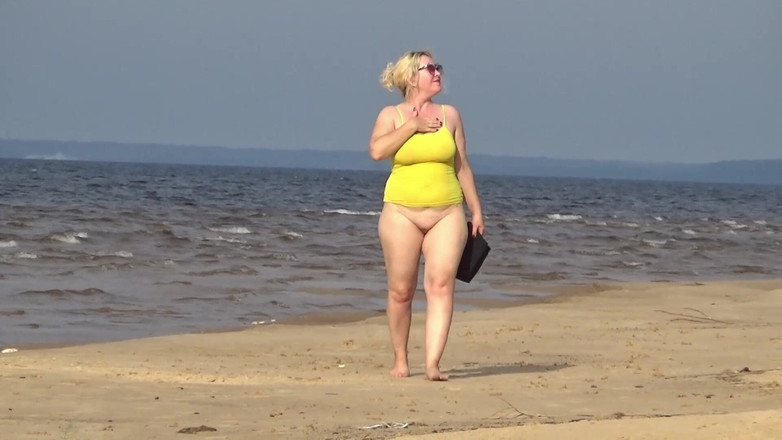 RedRoseRus: Большая задница в мини-шортах — прогулка по пляжу.