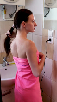 Backstage In The Shower - Dragon Fruit Pornstar se prepara para una dura sesión BDSM