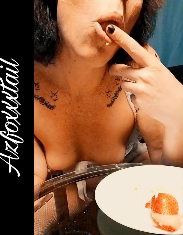 AzFoxxxTailPhelicia: Erdbeeren schlagsahne 2