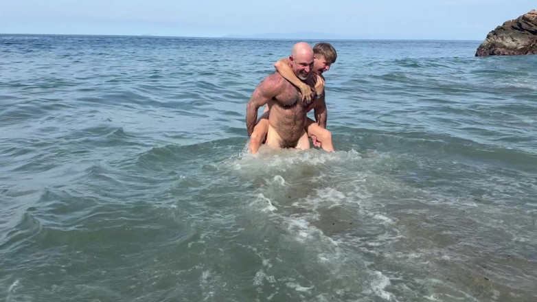 Kev Inspring: Kev baise Noah sur une plage privée reculée