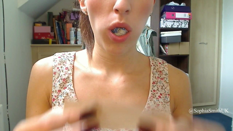 SophiaSmithUK: Slečna Smithová Si Nacpe Do Pusy Kalhotky, Než Je Zatáhne...