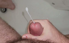 Ein schönes wichsen in der dusche für eine große ladung sperma