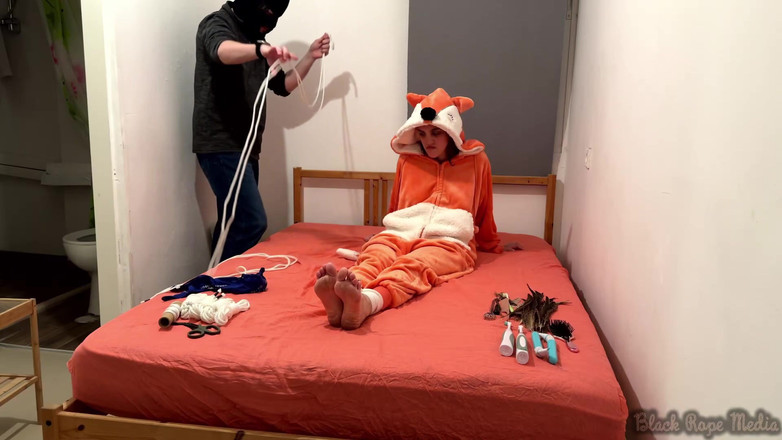 Miriam Slave: Miriam bağlı ve onesie içinde gıdıklıyor