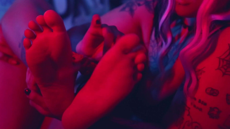 Evol Feet: Brat 女同性恋挠痒痒并高潮