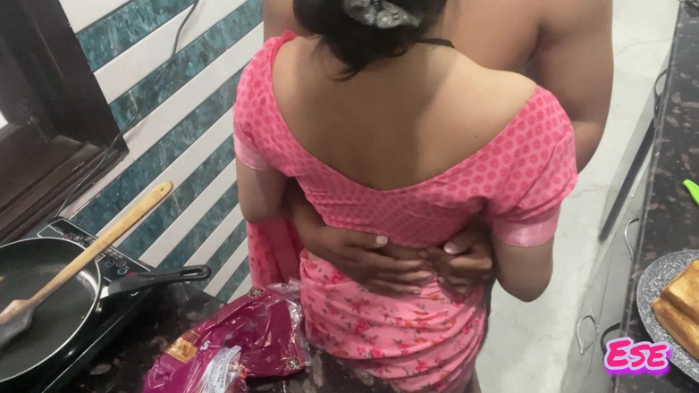 Sammy Sins: Desi Stepmomは台所で朝食中に犯されました