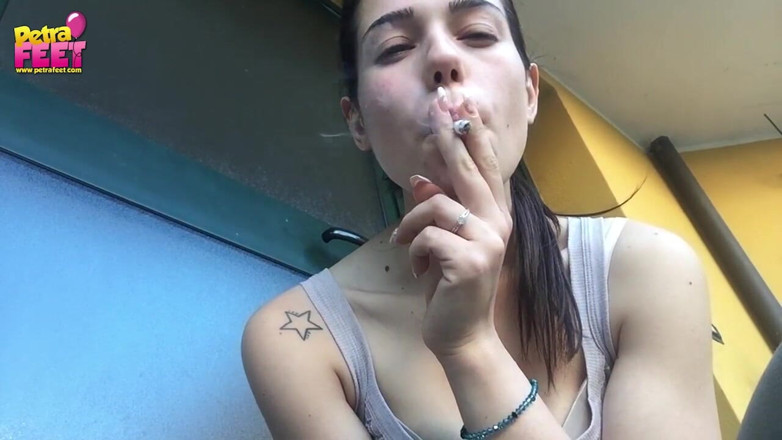 Smokin Fetish: Sladká italská brunetka ráda kouří venku
