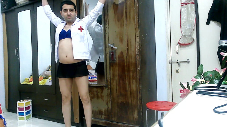 Cute & Nude Crossdresser: 간호사 유니폼을 입고 요가를 가르치는 핫한 계집애 크로스드레서 펨보이 달콤한 롤리팝.