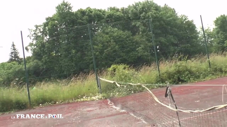 Rue Chaude: Young flasher gets threesome screwed on a tennis court