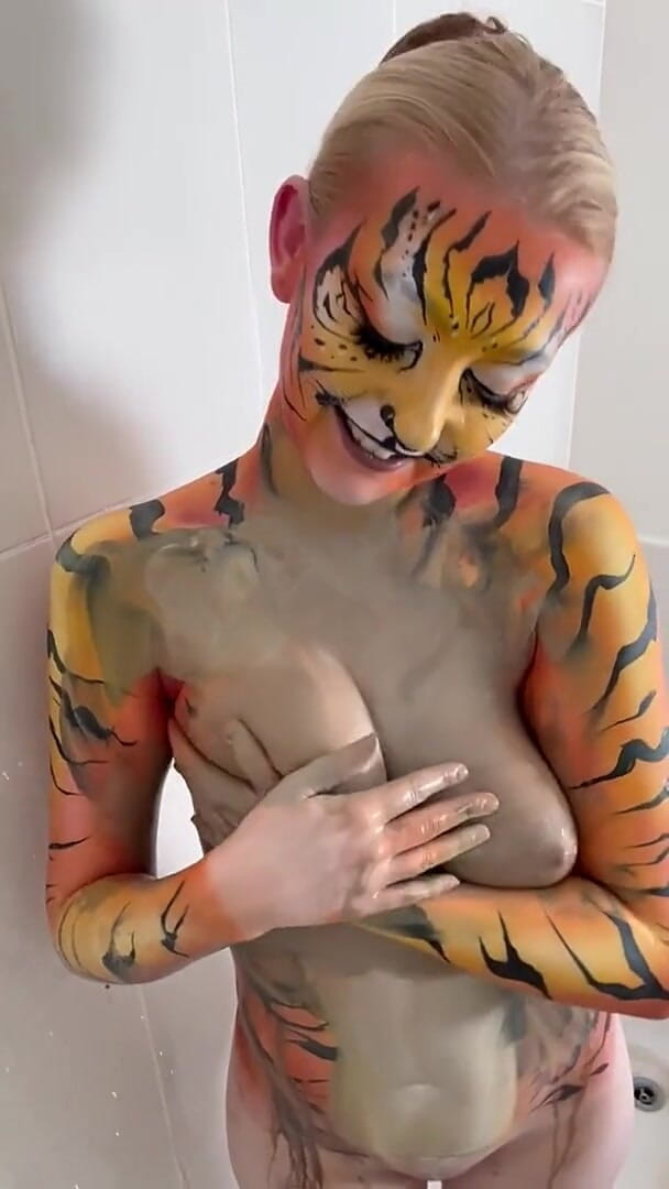 Tiger Bodypaint Shower Solo Play (Em Yang)